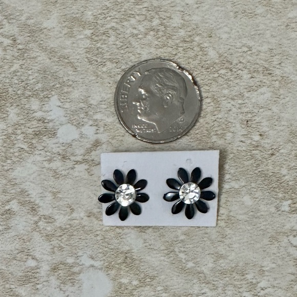 Lot of 7 Earrings , Loops , Dangling and Studs - Picture 4 of 7